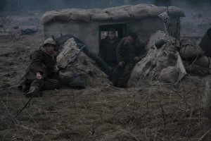 Ik lig in mijn Patria-rol, dode Duitse soldaat, op het linkerheuveltje voor de ingang van de bunker.