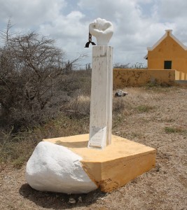 Dit slavernijmonument ter ere van Tula staat op diverse plekken op Curaçao.