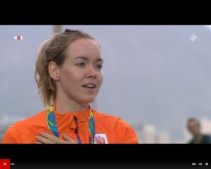 Olympisch kampioene Anna van der Breggen tijdens het volkslied.