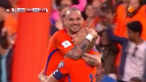 Sneijder en Robben tijdens WK-interland Nederland-Luxemburg